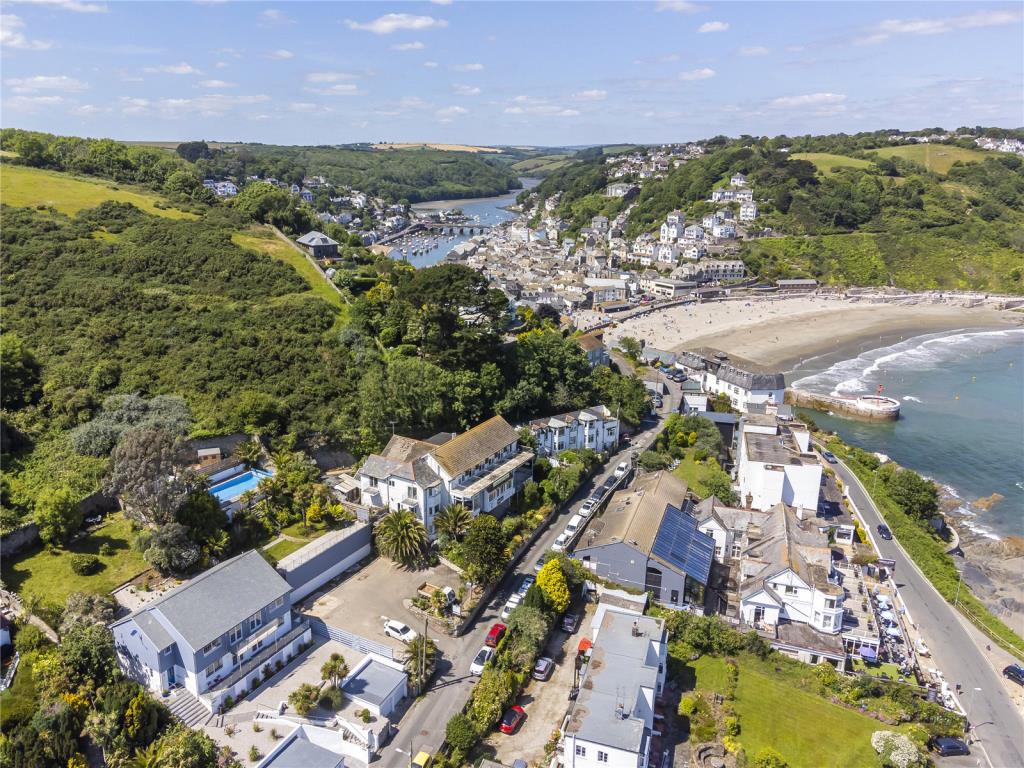 Lot: 80 - FORMER HOTEL WITH EXTENSIVE SEA VIEWS AND PLANNING FOR CONVERSION INTO FOUR HOUSES - Alternative ariel photo of property in context of surrounding area